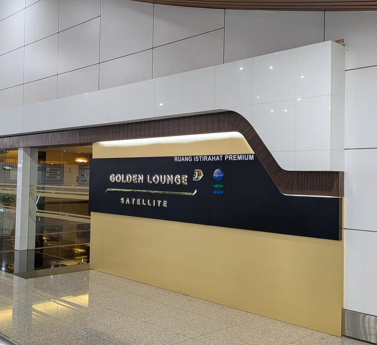 マレーシア航空ゴールデンラウンジ サテライトの入口サイン。金文字のGOLDEN LOUNGE SATELLITE