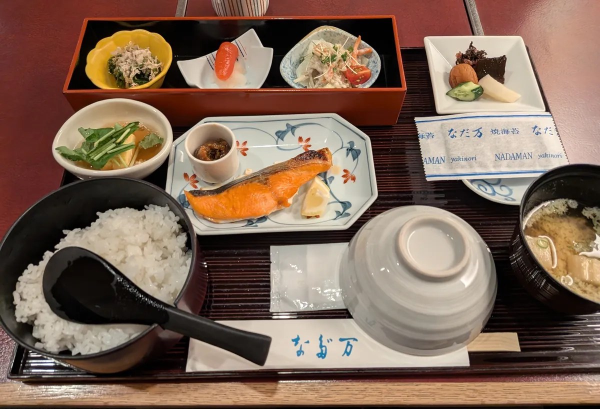 なだ万の和朝食膳(焼鮭)