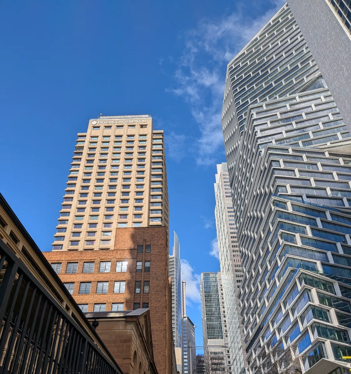 インターコンチネンタル シドニーの外観全景。歴史的なサンドストーンの低層部の上にINTERCONTINENTALの高層タワーが伸びる