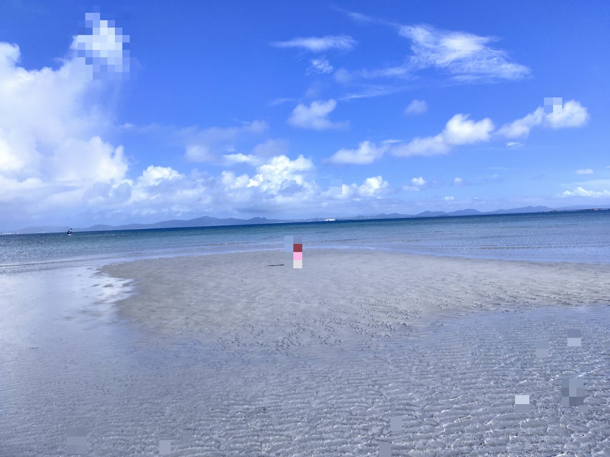 沖縄の真っ白な干潟に広がる青い空と海