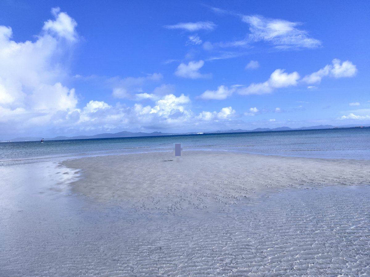 沖縄の真っ白な干潟に広がる青い空と海