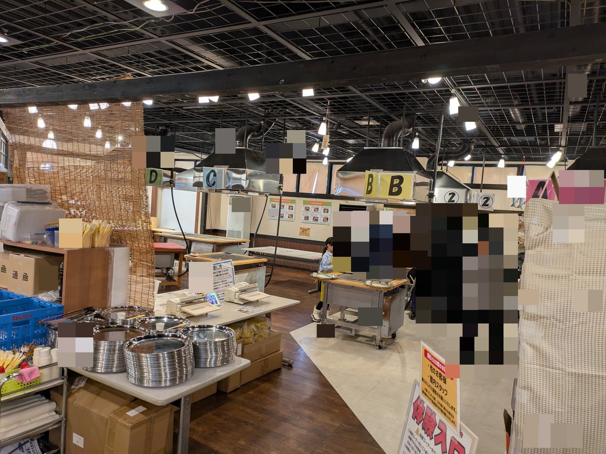 新潟せんべい王国内の広々とした手焼きせんべい体験コーナー。多くの家族連れが楽しんでいる