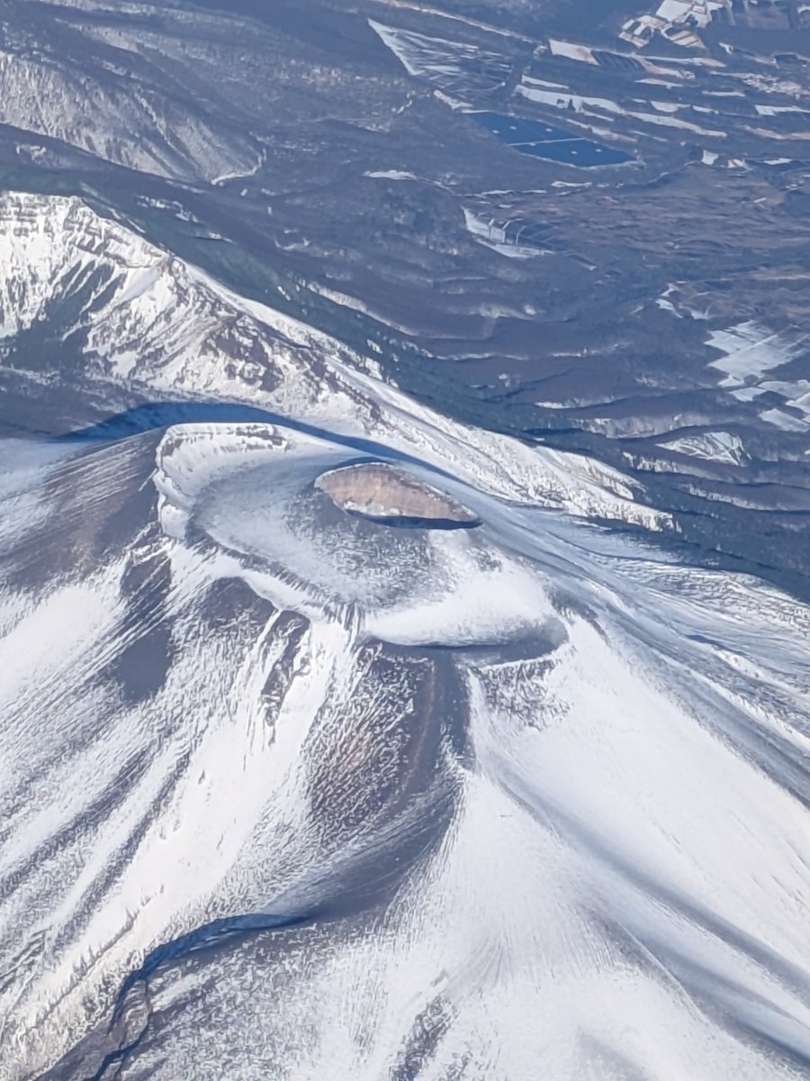 雪化粧をまとった、特徴的な火口を持つ浅間山の空撮