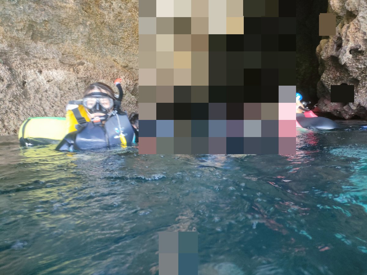 神秘的な洞窟の中でのシュノーケリング体験。青く輝く水面が幻想的