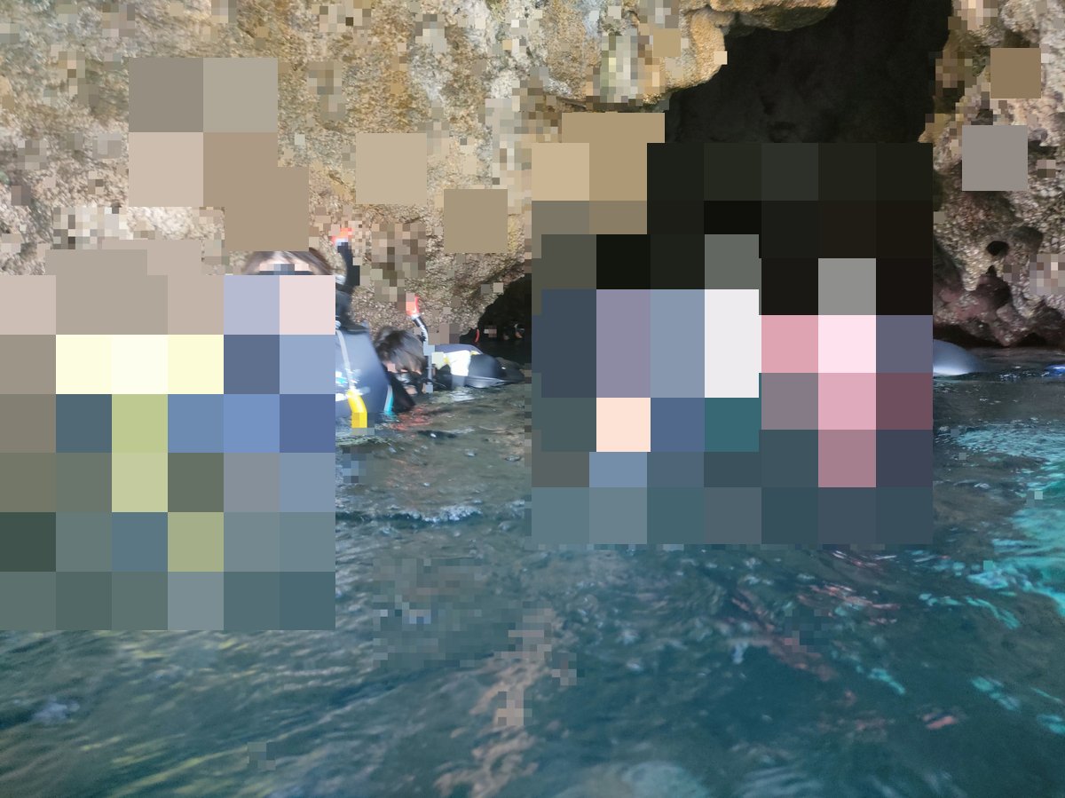 神秘的な洞窟の中でのシュノーケリング体験。青く輝く水面が幻想的