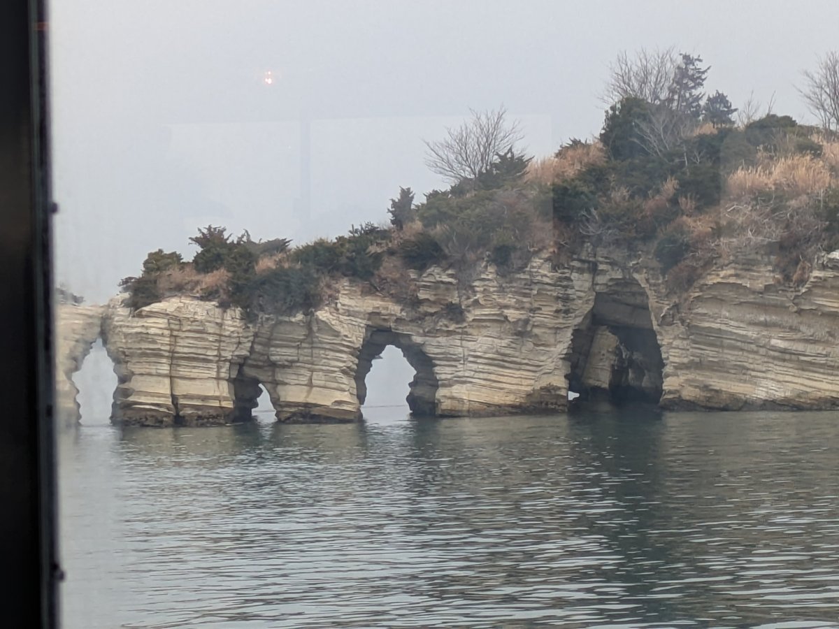 松島湾に点在する、海食洞が見られる島々の風景