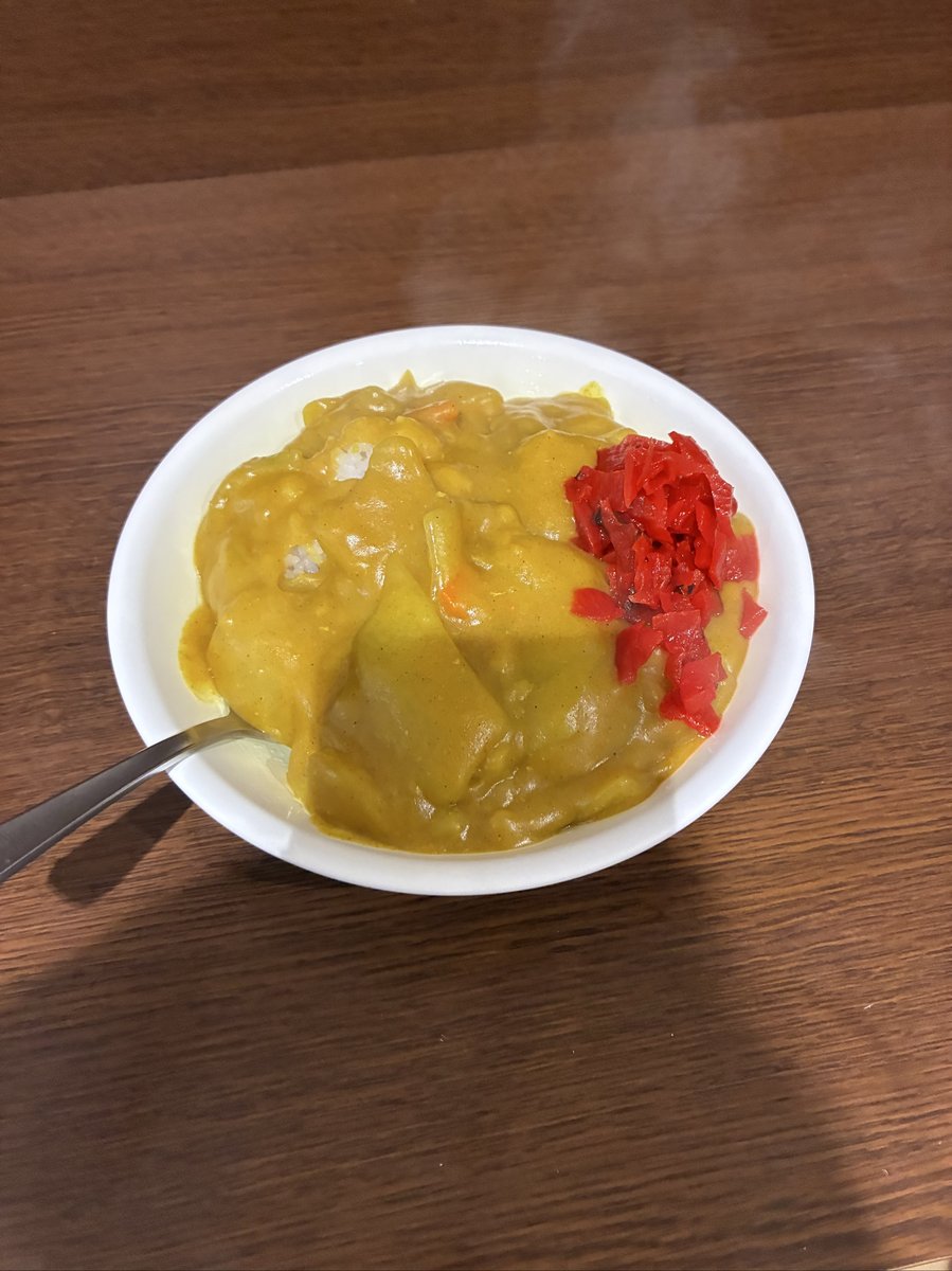 万代シテイバスセンターの名物カレー。鮮やかな黄色いルーに紅生姜がトッピングされた一品。