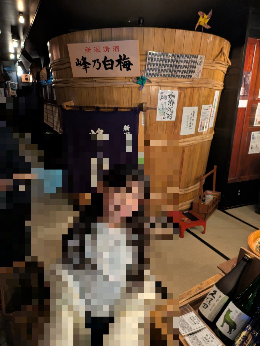 越後番屋酒場店内に置かれた新潟清酒「峰乃白梅」の巨大酒樽。人の背丈をはるかに超える圧巻のサイズ。