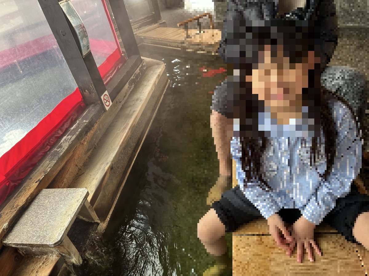 屋外の足湯でリラックスする様子。木製の縁に座り、温かい湯に足を浸している。湯気立つお湯が心地よさを物語っている。