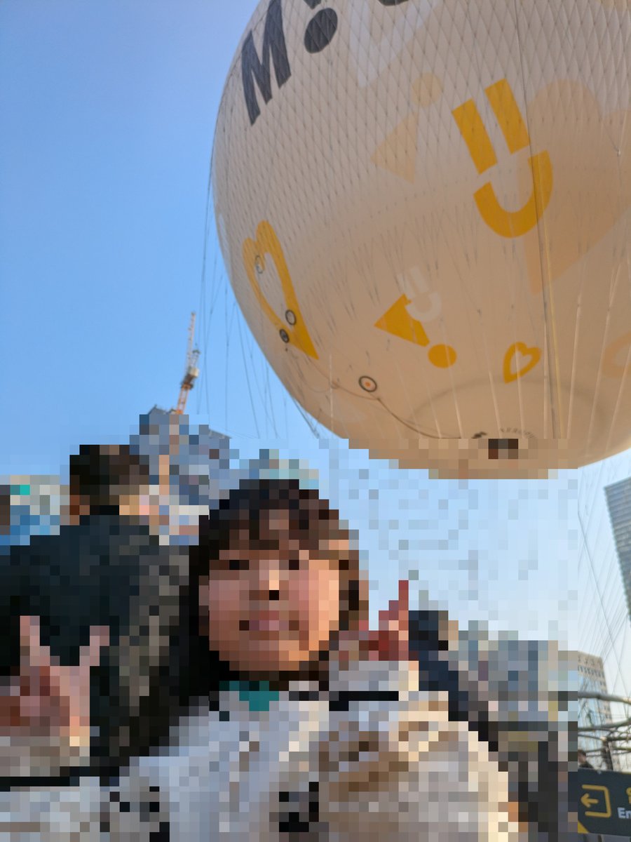 韓国での気球体験。巨大な白い気球を目の前にメイも大興奮！