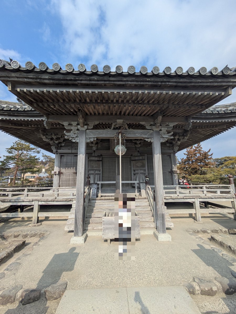 国宝瑞巌寺の別院である五大堂の前に立つメイ