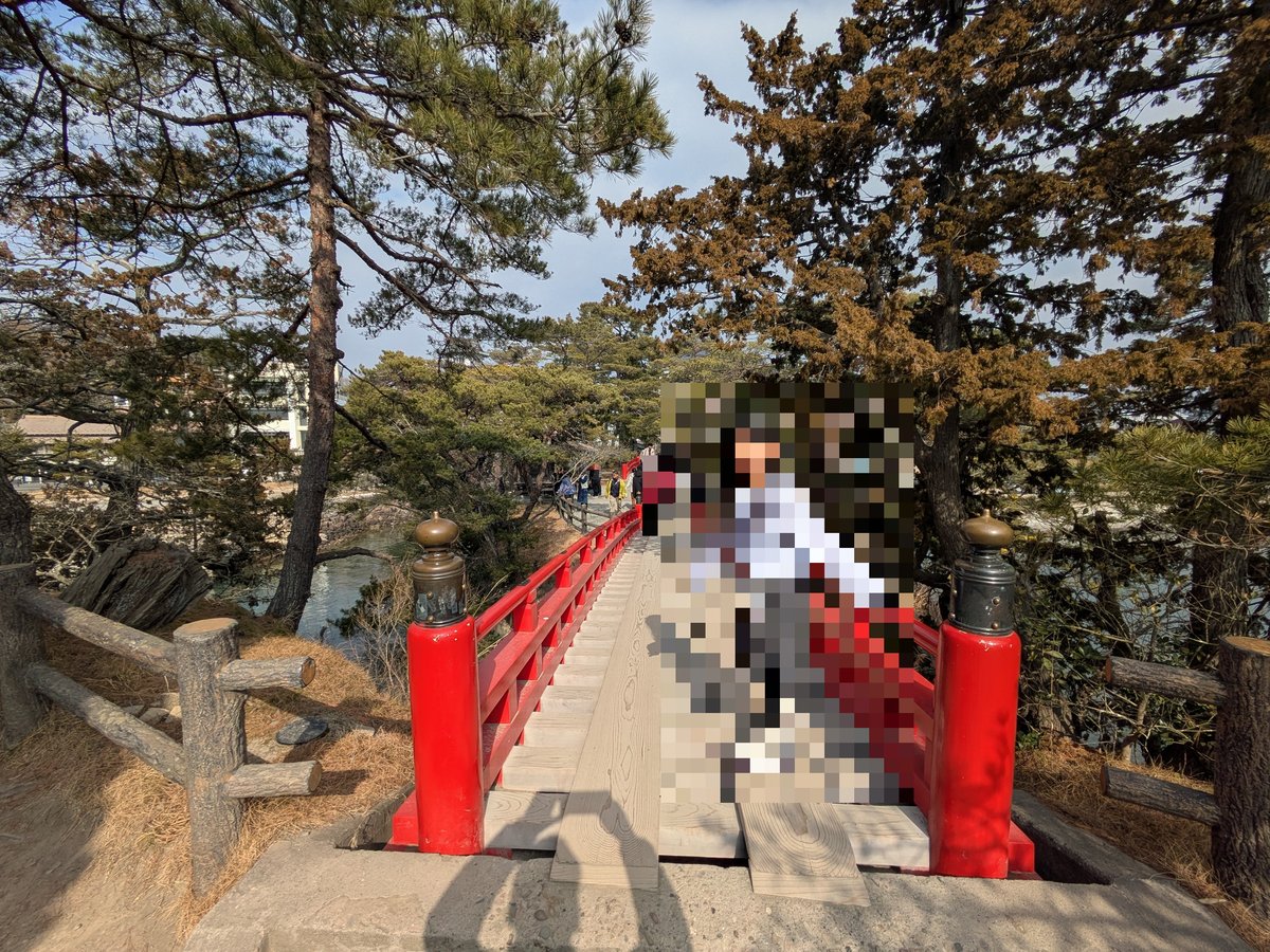 五大堂へ渡る透かし橋の上で振り返り笑顔を見せるメイ