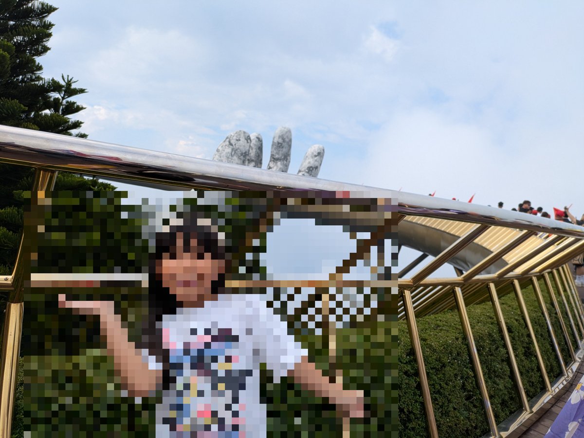 ベトナム・ダナンのゴールデンブリッジ。巨大な石の手に支えられた幻想的な橋の上で