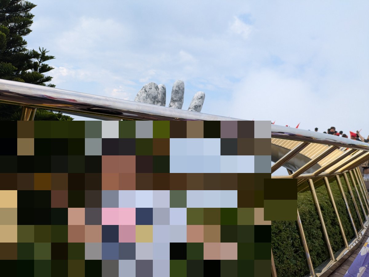 ベトナム・ダナンのゴールデンブリッジ。巨大な石の手に支えられた幻想的な橋の上で