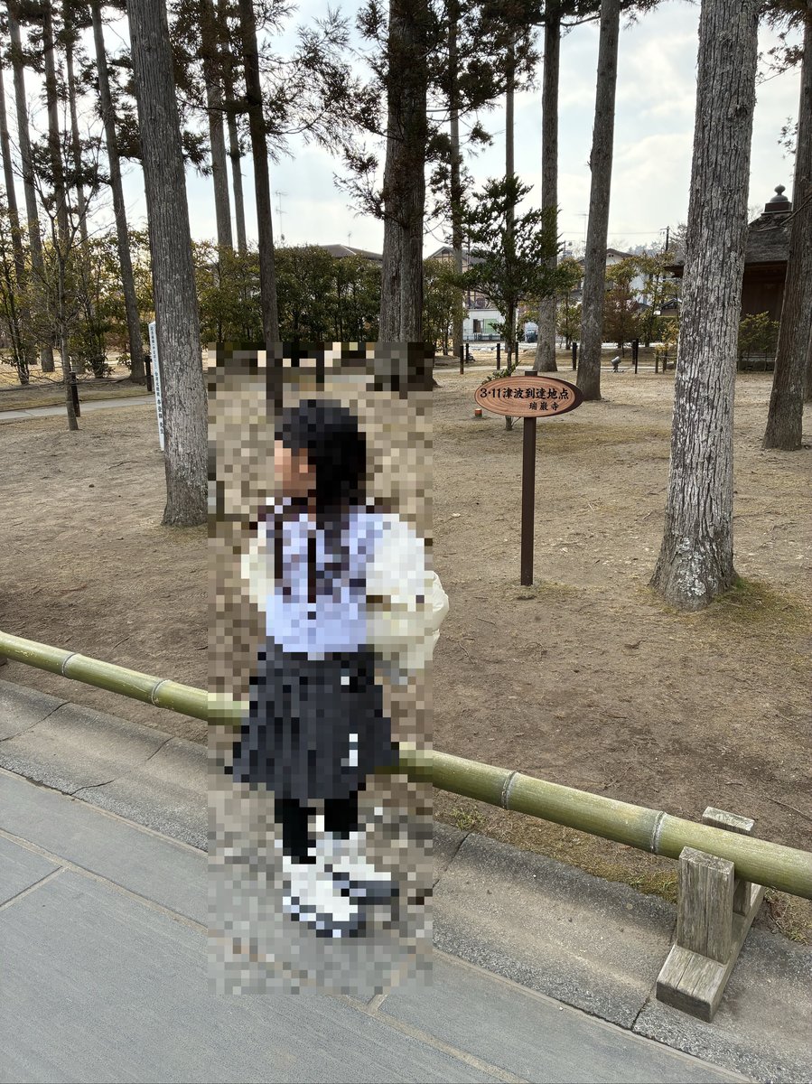 瑞巌寺境内で洞窟追跡の案内板を見つめるメイの後ろ姿