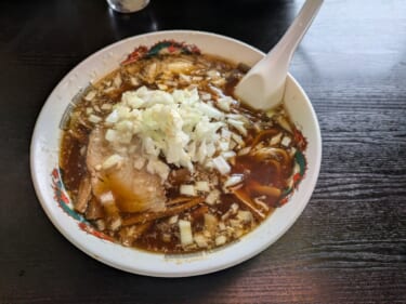 龍華亭の玉ねぎ中華そば。醤油ベースの濃いスープに刻み玉ねぎがたっぷり乗った一杯。