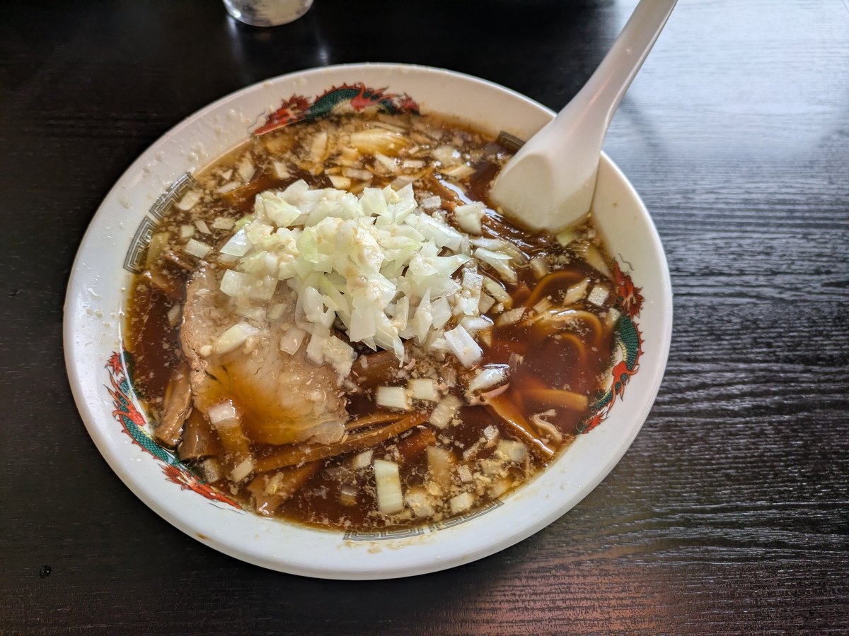 龍華亭の玉ねぎ中華そば。醤油ベースの濃いスープに刻み玉ねぎがたっぷり乗った一杯。