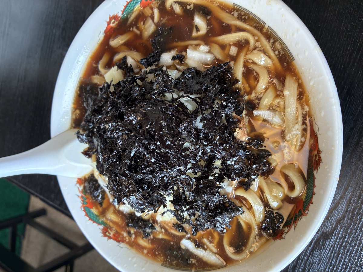 龍華亭の岩のり中華そば。黒々とした岩のりがたっぷり乗り、磯の風味が豊かな一杯。