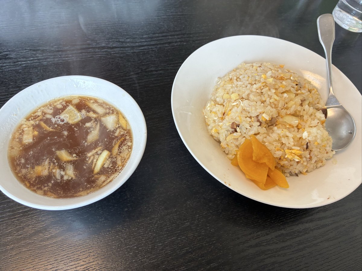 龍華亭のチャーハンとスープ。パラパラに仕上がったチャーハンと醤油スープのセット。