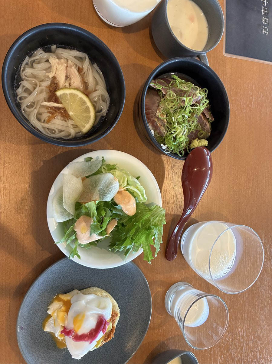 和洋折衷の朝食トレイ