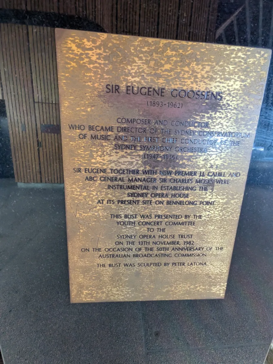 オペラハウス館内のサー・ユージン・グーセンスの銘板。1893-1962、シドニー交響楽団初代首席指揮者と刻まれている