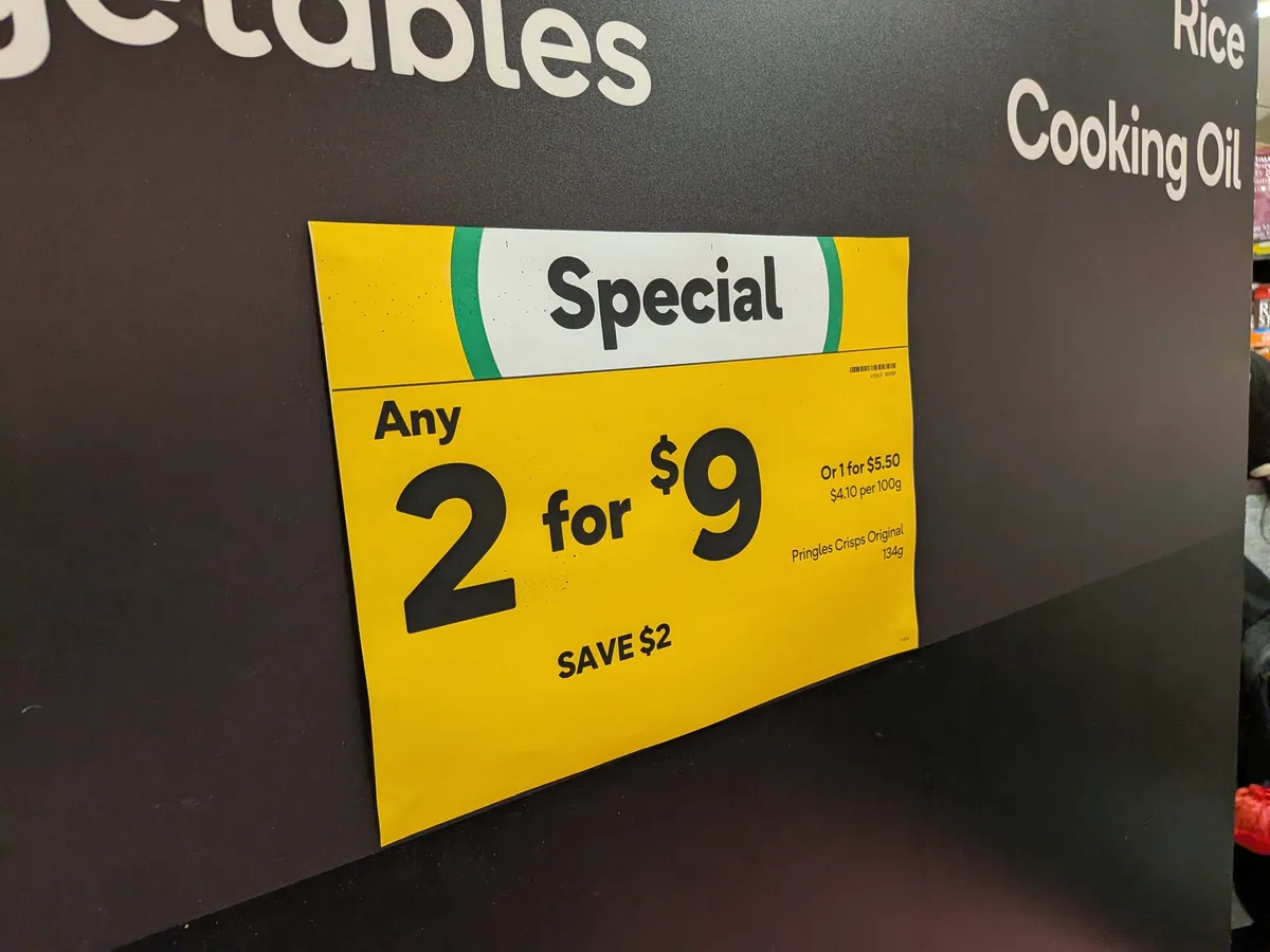ウールワースの黄色いSpecial値札「Any 2 for 9ドル」