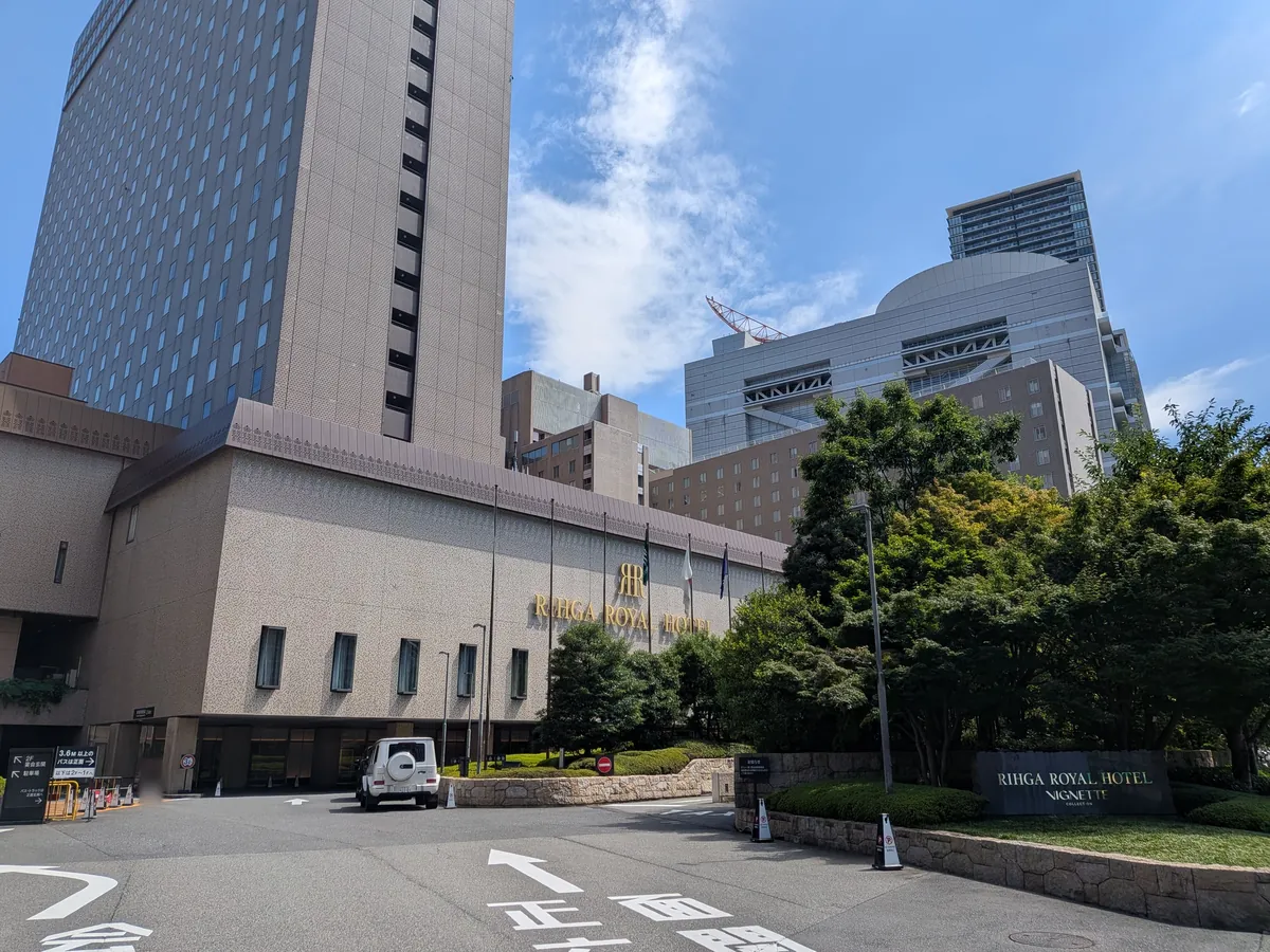 リーガロイヤルホテル大阪の正面外観と車寄せ