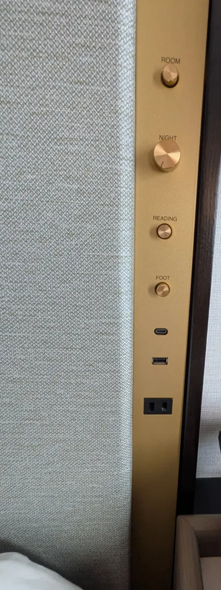 リーガロイヤルホテル大阪の客室ベッドサイドの電源パネル。USB Type-CとType-A、コンセントを備える